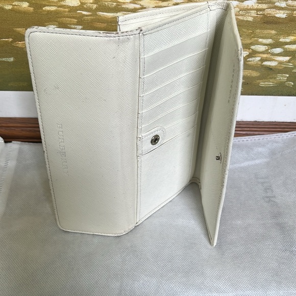 BURBERRY white wallet in good condition. Peeling on the edges. See photos. - Picture 9 of 9